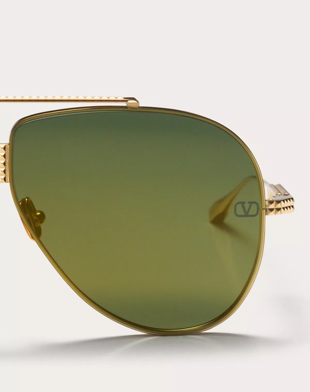 Xvi-occhiale-pilot-in-titanio-con-stud-dettaglio-logo-lente-lente-verde-aviator-eyewear