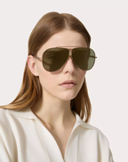 Xvi-occhiale-pilot-in-titanio-con-stud-indossato-da-modella-aviator-sunnies