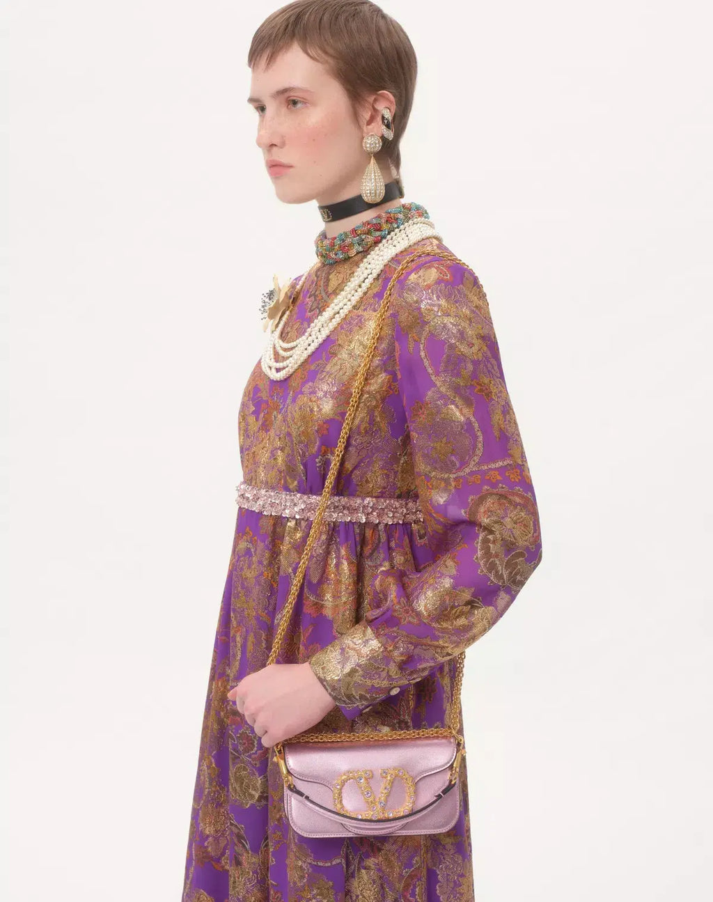 borsa-piccola-a-spalla-valentino-garavani-loco-in-vitello-laminato-con-logo-gioiello-indossata