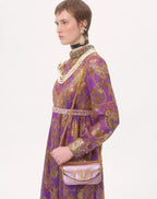 borsa-piccola-a-spalla-valentino-garavani-loco-in-vitello-laminato-con-logo-gioiello-indossata