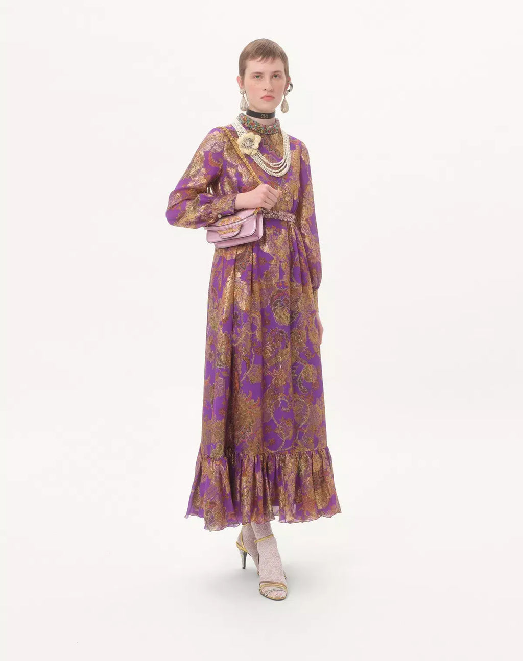 borsa-piccola-a-spalla-valentino-garavani-loco-in-vitello-laminato-con-logo-gioiello-indossato