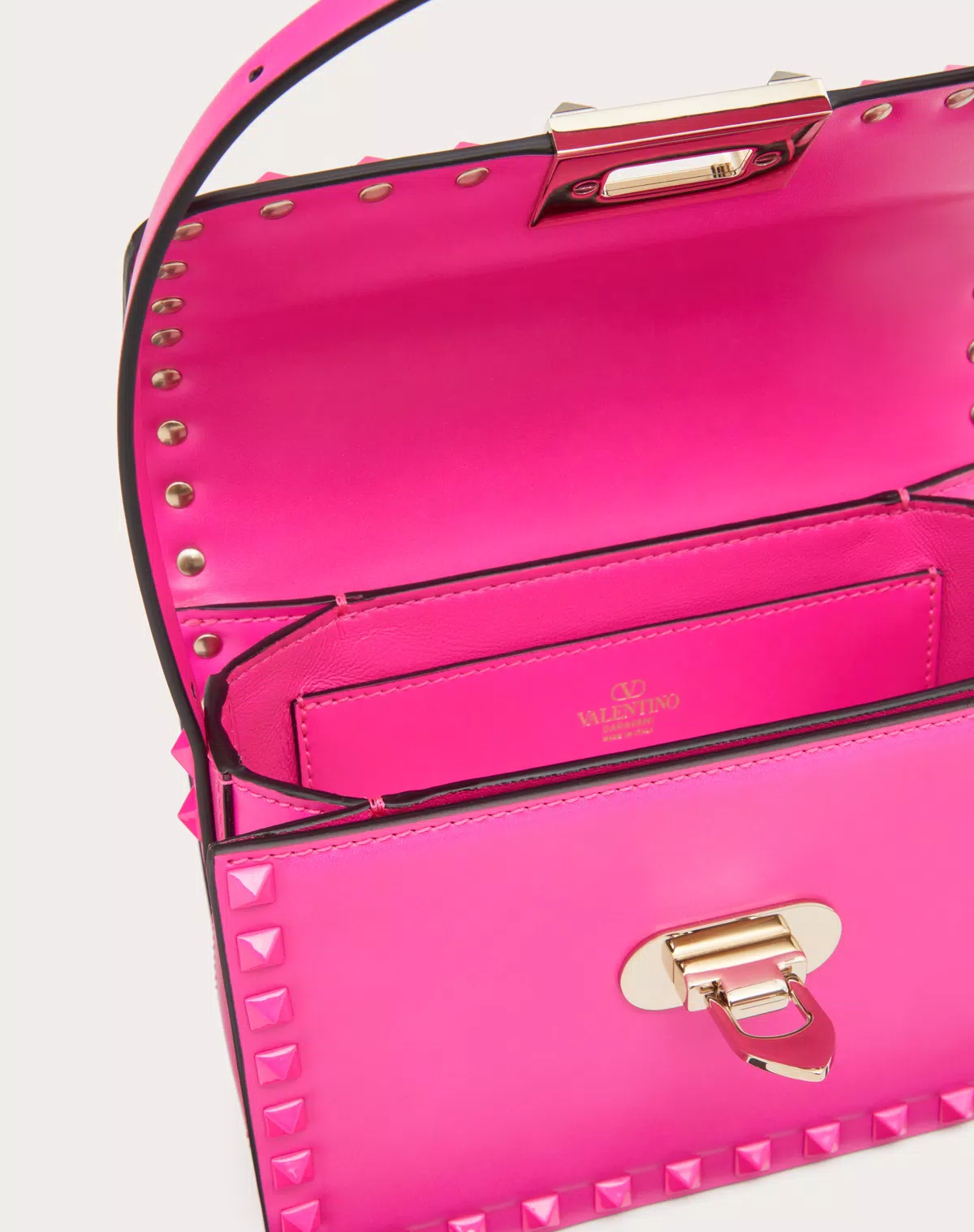 borsa-piccola-a-spalla-valentino-garavani-rockstud23-in-vitello-liscio-profilo-decorato-da-borchie-dettaglio-interno