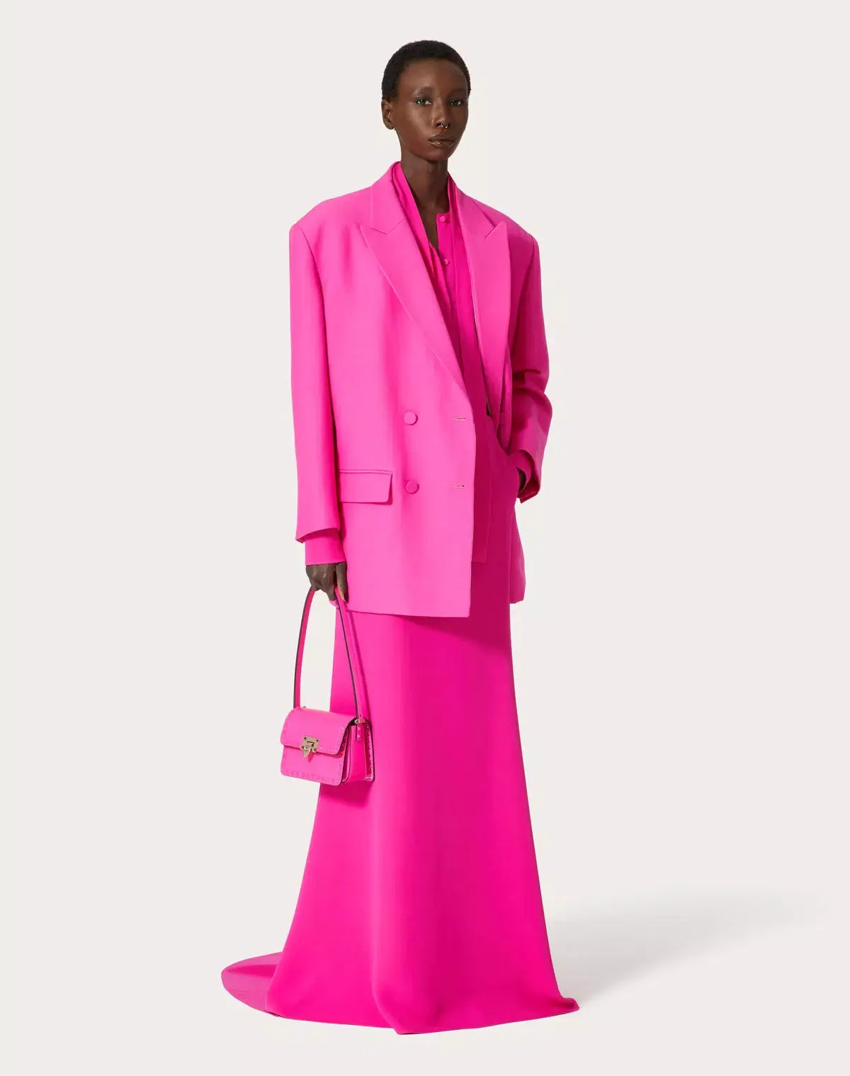 borsa-piccola-a-spalla-valentino-garavani-rockstud23-in-vitello-liscio-profilo-decorato-da-borchie-indossarta-da-modella