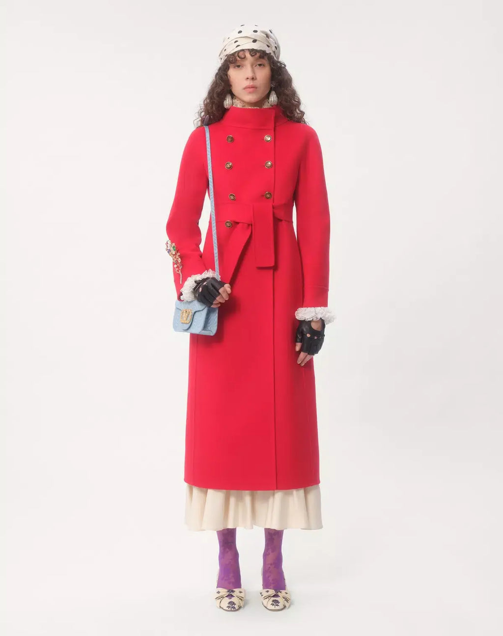 clutch-valentino-garavani-loco-in-tessuto-moire-con-logo-gioiello-indossata-da_modella-foto-collezione-brand-valentino