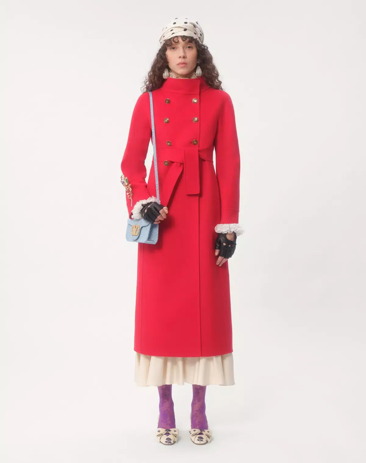 clutch-valentino-garavani-loco-in-tessuto-moire-con-logo-gioiello-indossata-da_modella-foto-collezione-brand-valentino