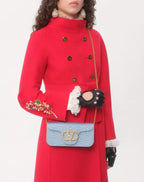 clutch-valentino-garavani-loco-in-tessuto-moire-con-logo-gioiello-indossata