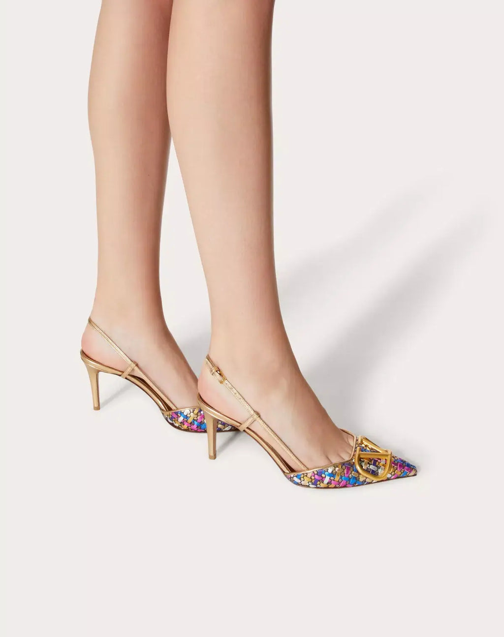 decollete-slingback-valentino-Vlogo-signature-in-nappa-laminata-intrecciata-80mm-indossato
