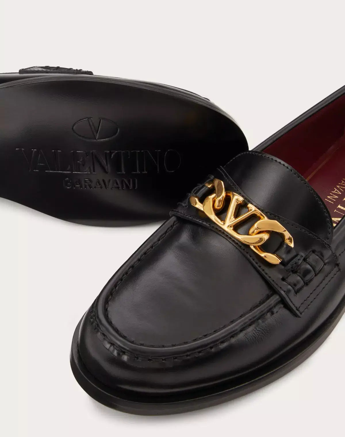 mocassino-vLogo-chain-valentino-garavani-in-vitello-catena-con-dettaglio-VLogo-signature-finitura-ottone-anticato-fondo-in-cuoio-altezza-tacco-10mm_0_4-made-in-italy-dettaglio
