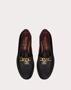 mocassino-vLogo-chain-valentino-garavani-in-vitello-catena-con-dettaglio-VLogo-signature-finitura-ottone-anticato-fondo-in-cuoio-altezza-tacco-10mm_0_4-made-in-italy-front