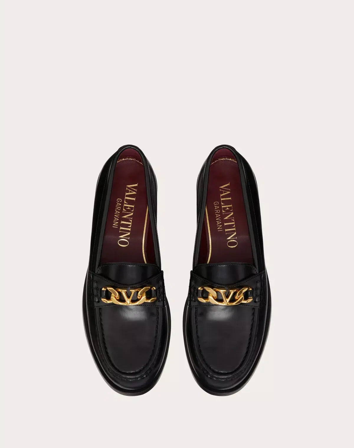 mocassino-vLogo-chain-valentino-garavani-in-vitello-catena-con-dettaglio-VLogo-signature-finitura-ottone-anticato-fondo-in-cuoio-altezza-tacco-10mm_0_4-made-in-italy-front